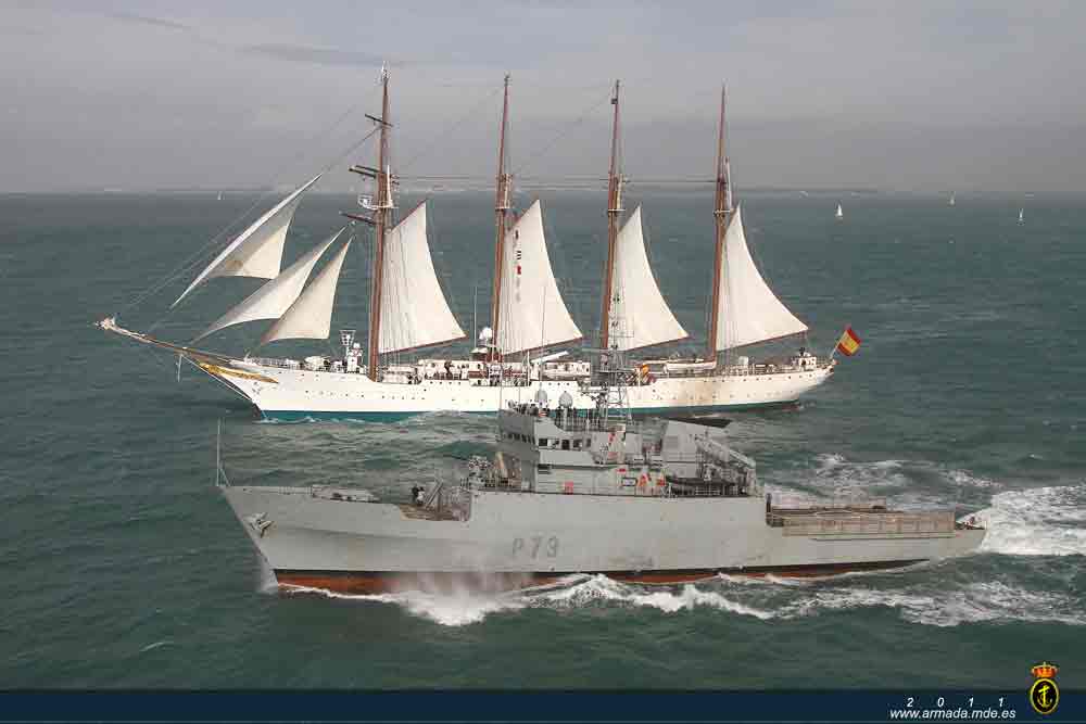 El patrullero Vigía escolta al ‘Juan Sebastián Elcano’ en su salida a alta mar